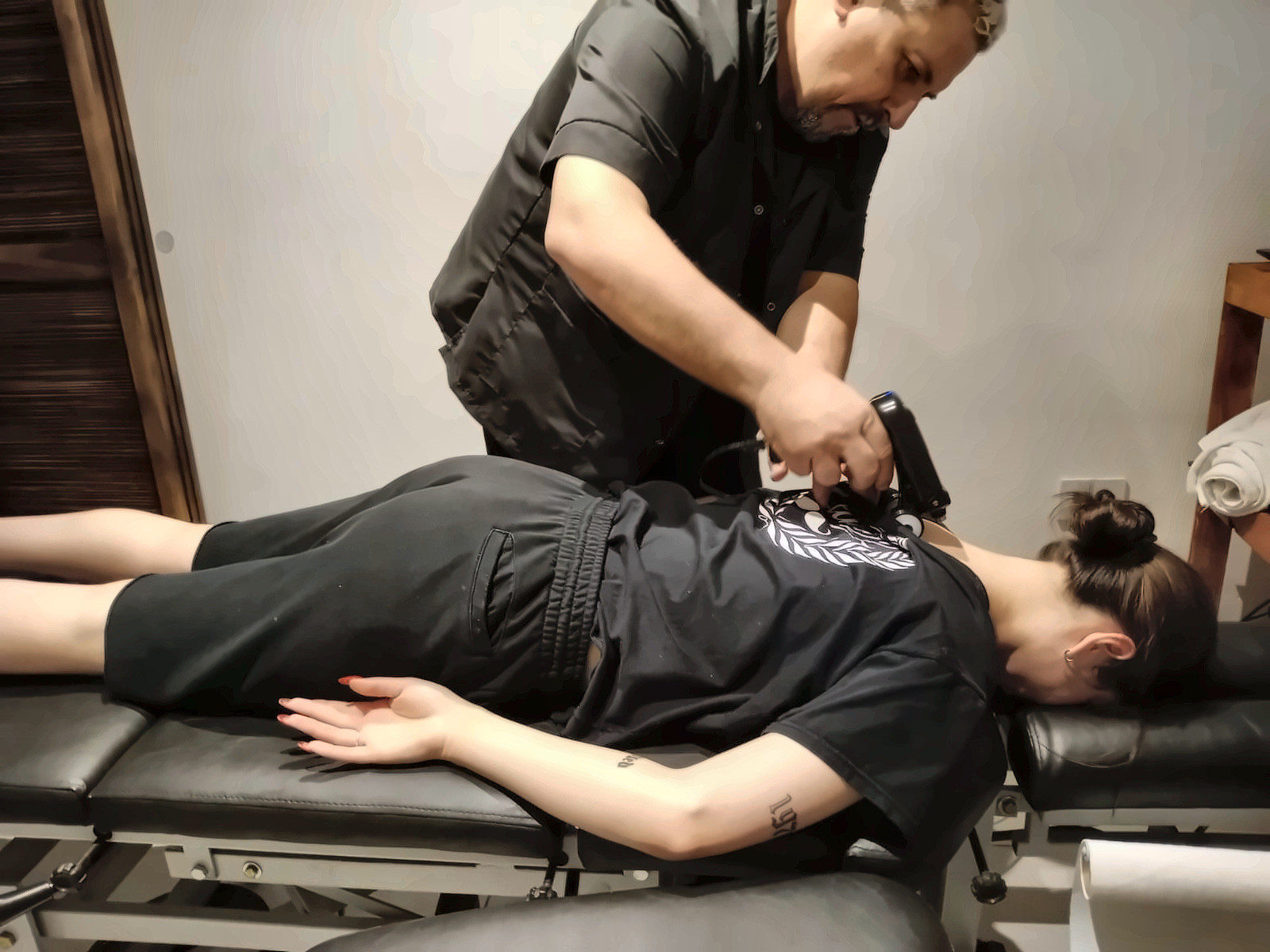 Marcelo realiza un escaneo de columna a una paciente con el equipo ThermoScan